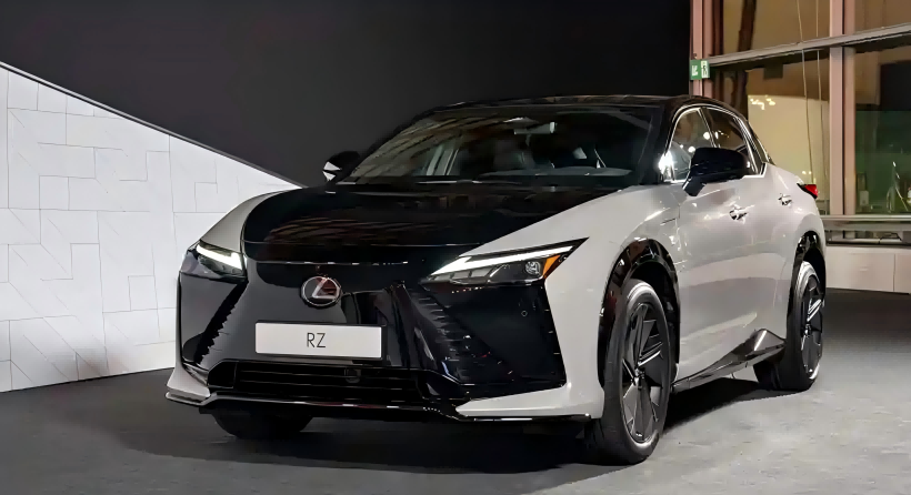 Lexus dévoile les images officielles du nouveau RZ avec un volant redessiné et un système de direction par fil